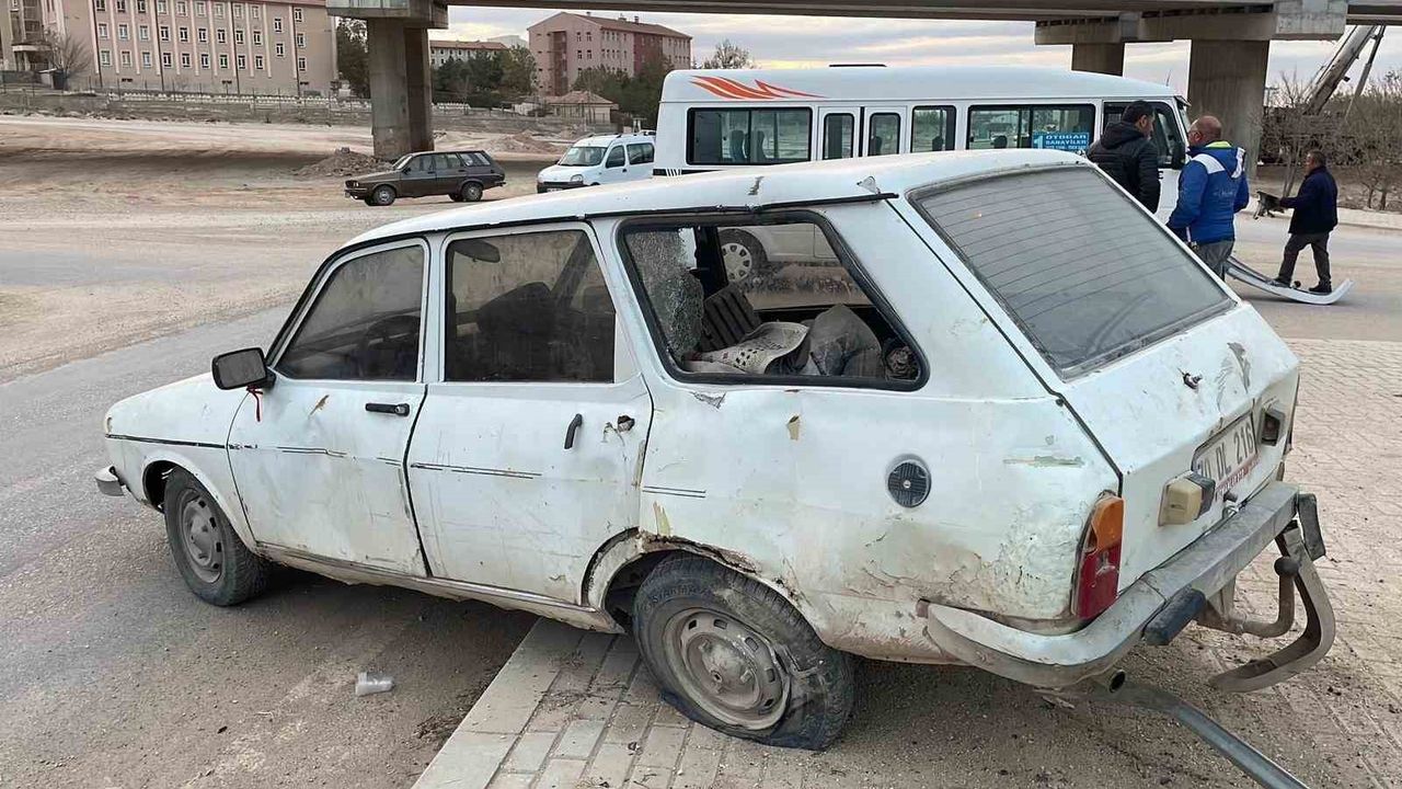 Karaman’da minibüs ile otomobil çarpıştı: 2 yaralı