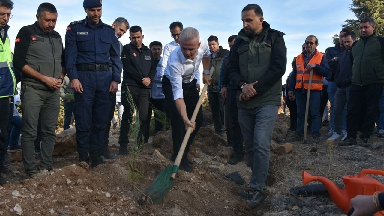 Karaman’da Öğretmenler Günü: Hatıra Ormanına Fidan Dikimi