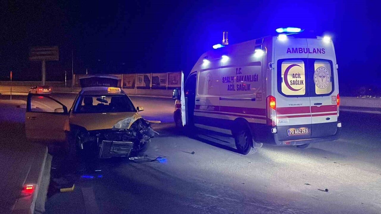 Karaman'da Ticari Taksi Aydınlatma Direğine Çarptı — Sürücü Yaralanmadı