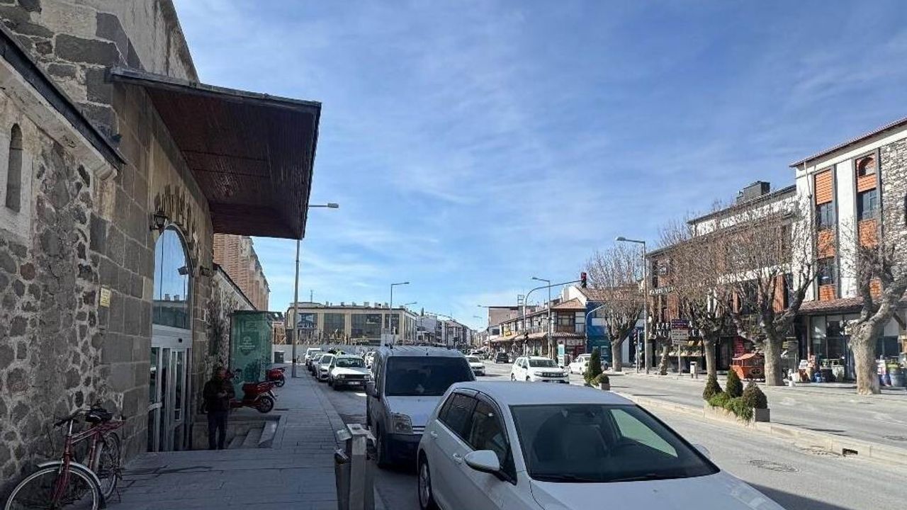 Karapınar’da Polis Otobüs Durağı Hatalı Park Denetimleri Artırdı