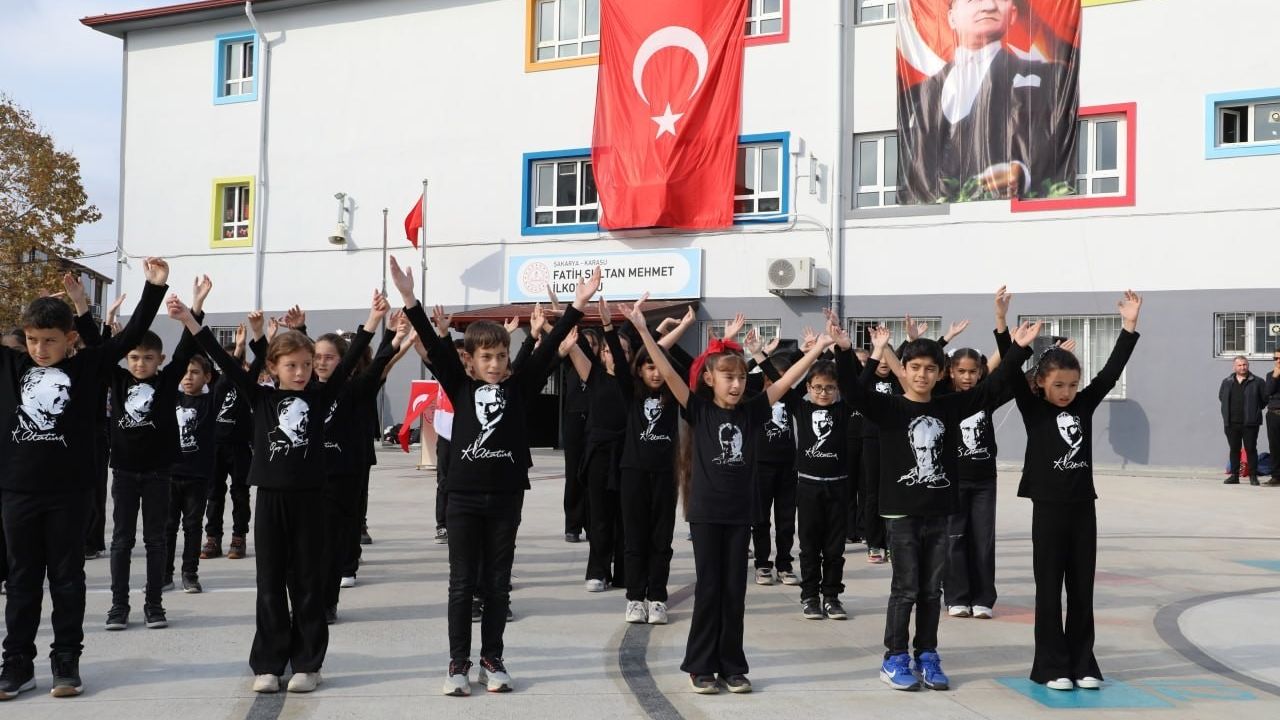 Karasu'da Duygu Dolu 10 Kasım Atatürk'ü Anma Programı
