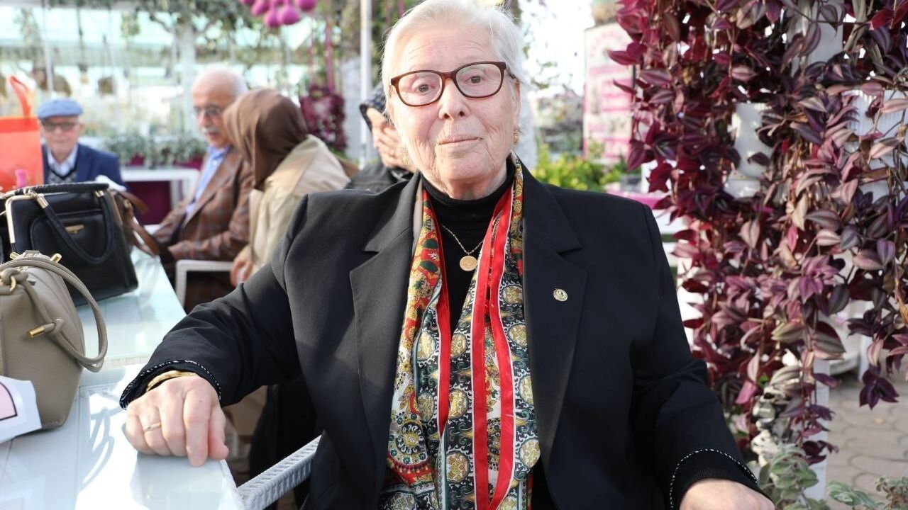 Karasu'da Emekli Öğretmen 50 Yıl Sonra Öğrencileriyle Buluştu