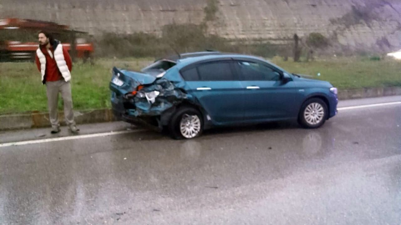 Karasu'da Otomobil ile Minibüs Çarpıştı — 4 Yaralı