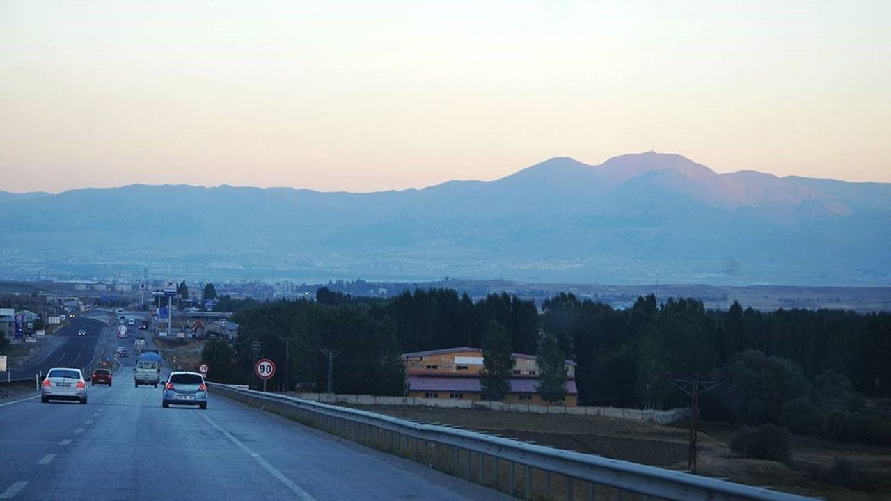 Karayolları Erzurum'da 386 Hız Tabelasını Kaldırdı — İşaretlemelerde Sadelik