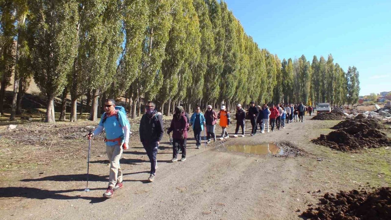 Kars'ta 100 Dağcı Susuz Şelalesi'ne Yürüdü