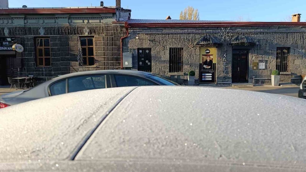 Kars'ta Eksi 13: Araç Camları Buz Tuttu, Yollar Dondu