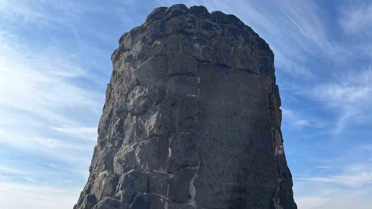 Kars'ta Gizemli Tepe: 'Ziyaret Tepesi'ndeki 5 Metrelik Yapı Şaşırtıyor