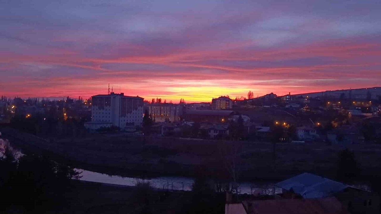 Kars'ta Göz Kamaştıran Kızıl Gün Batımı