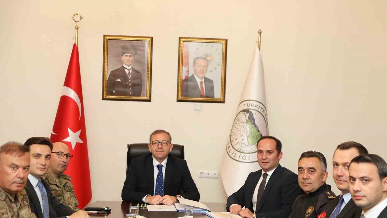 Kars'ta İl Güvenlik ve Asayiş Toplantısı Vali Ziya Polat Başkanlığında