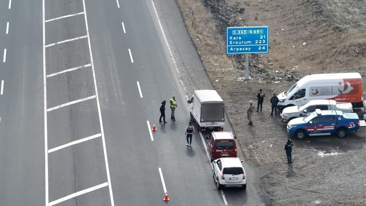 Kars'ta Jandarmadan Düzensiz Göçe Karşı Huzur ve Güven Uygulaması