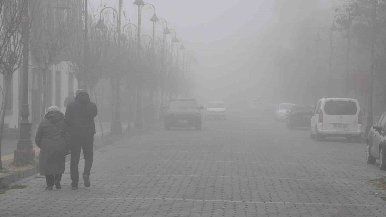 Kars'ta Yoğun Sis: Görüş Mesafesi 5 Metreye Düştü