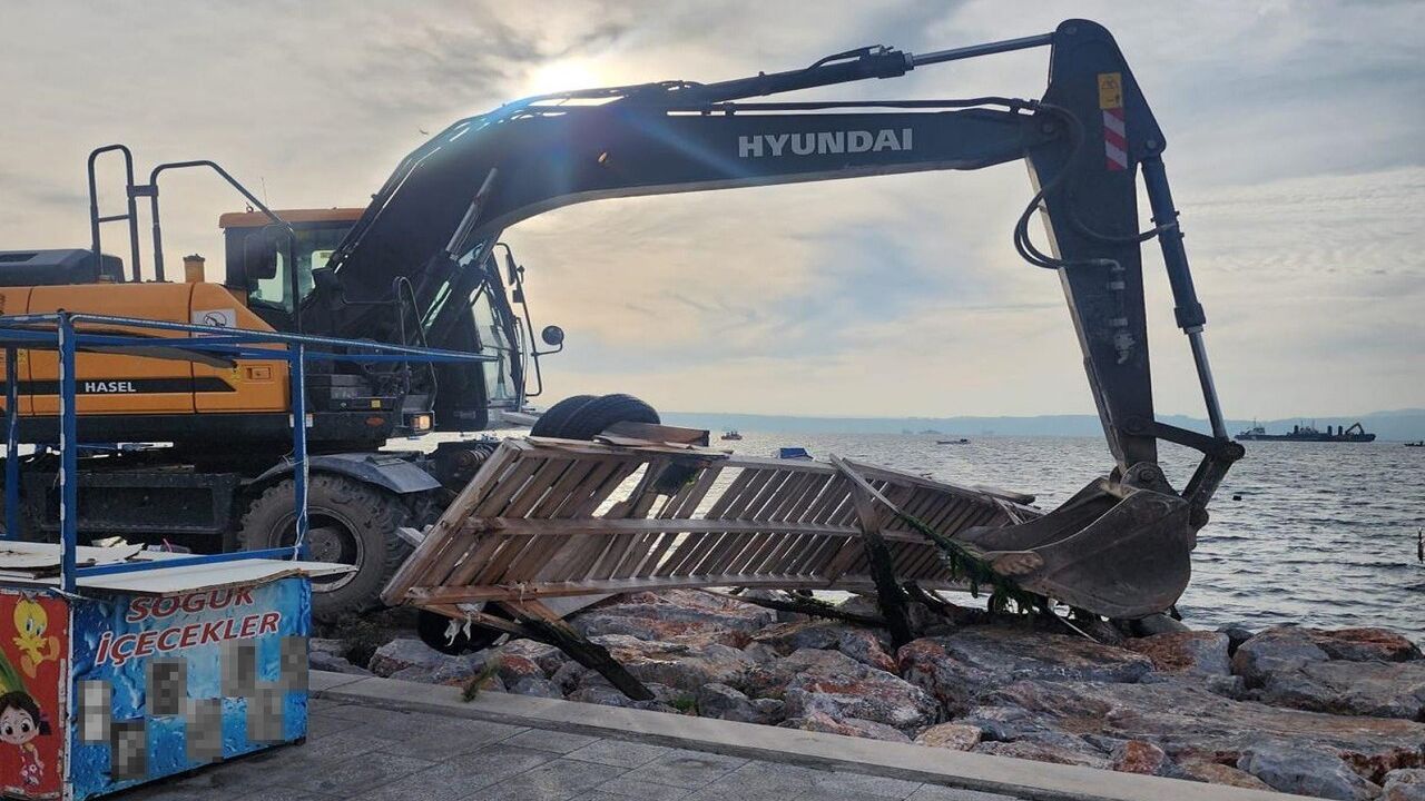 Karşıyaka’da Kaçak İskeleler Yıkılıyor