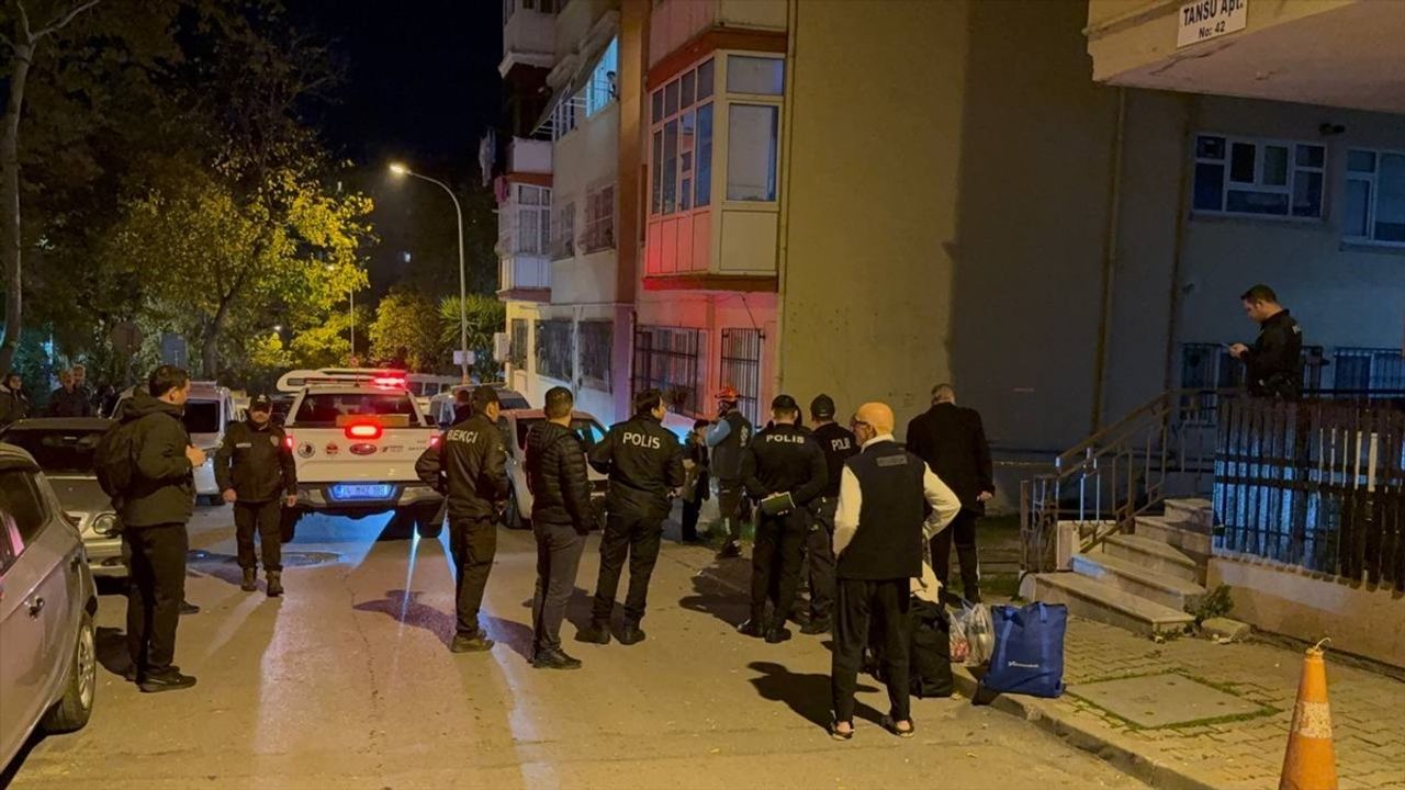 Kartal'da Kolon Çatlağı Nedeniyle 4 Katlı Bina Tahliye Edildi