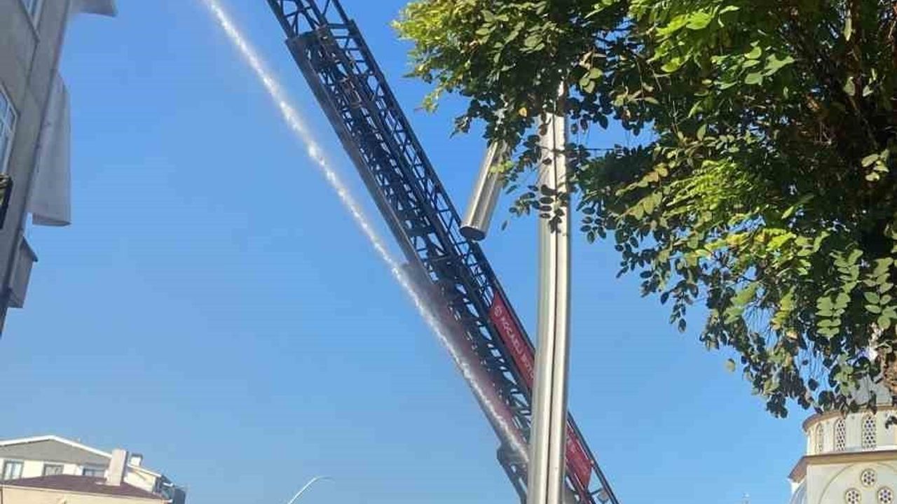 Kartepe'de 4 Katlı Binada Yangın Paniği: Yatak Odası Kullanılamaz