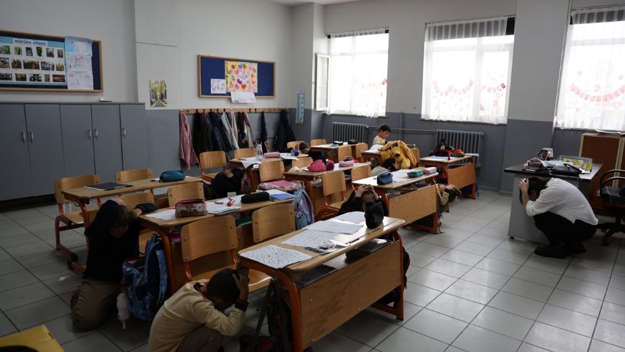 Kartepe'de İlkokul Öğrencilerine Afet Bilinci Eğitimi ve Tatbikatı