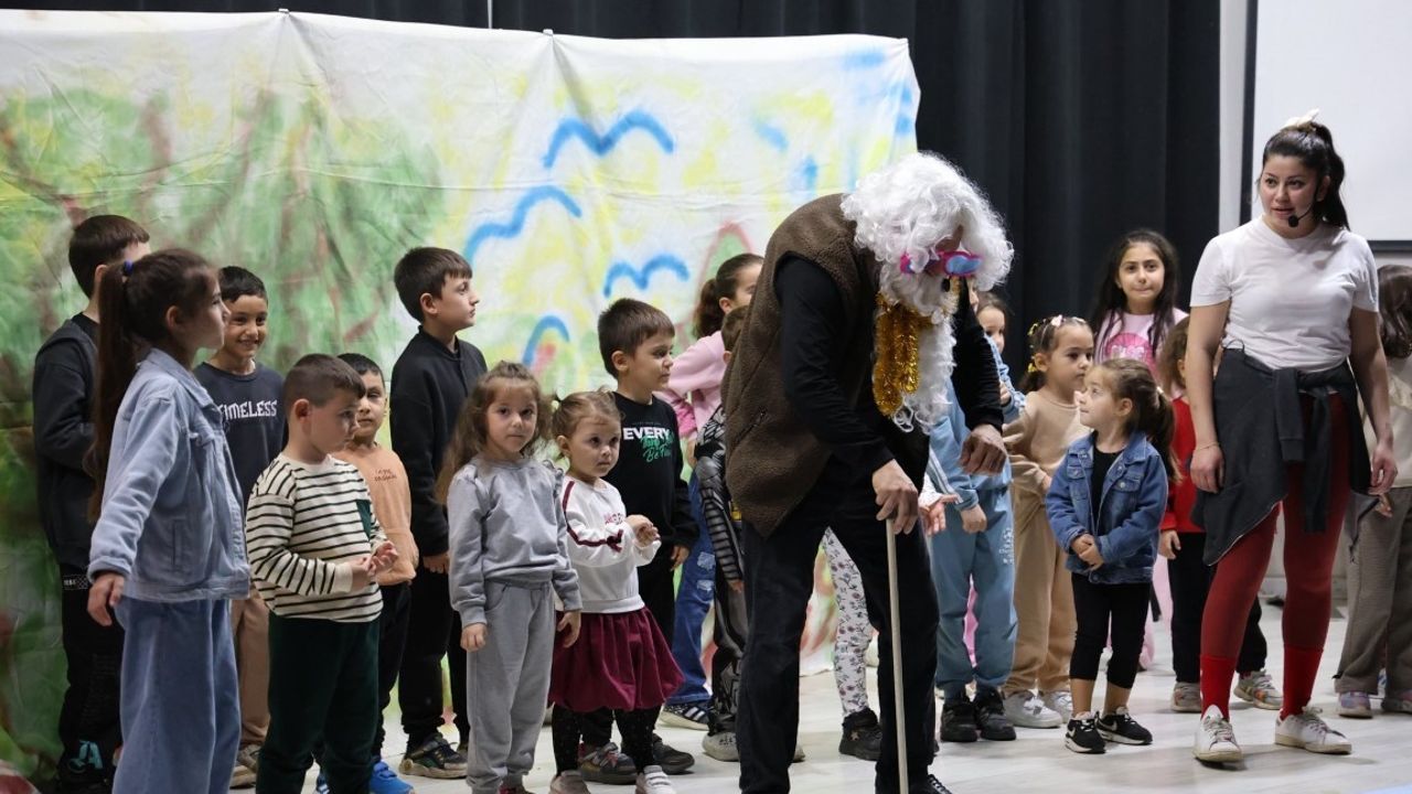 Kartepe'de Tiyatro Ziyafeti: Sevgili Yönetmenim ve Dansçı Dede