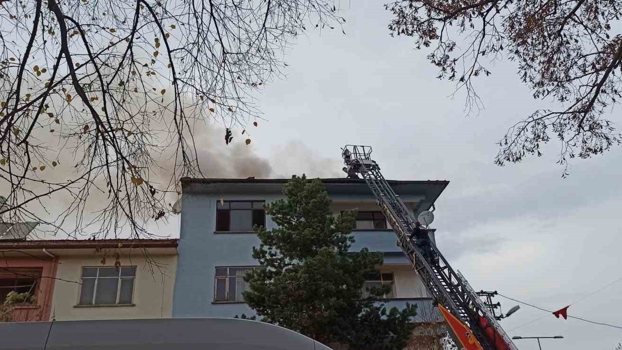 Kastamonu İhsangazi'de 4 Katlı Binada Çatı Yangını Söndürüldü