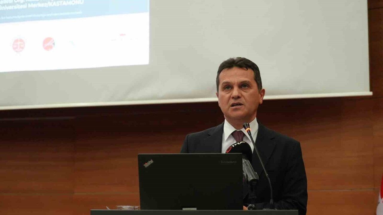 Kastamonu Üniversitesi'nde 'Uluslararası Hukuk Bağlamında Savaş ve Çatışma' Konferansı — Prof. Dr. Topal: Savaşlara Kurallar Gerekli