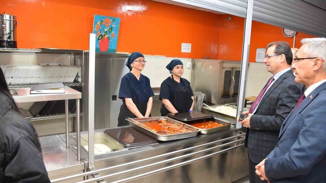 Kaymakam Ali Güldoğan Salihli Pansiyonunda Öğrencilerle Yemekte Buluştu