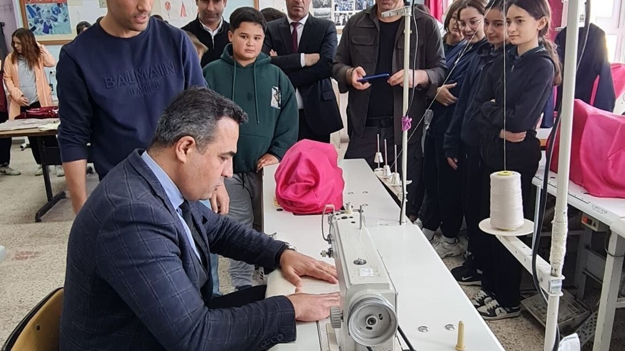 Kaymakam Halil Dalak 'Atölyede Bir Gün'de Öğrencilerle Dikiş ve Çapa Yaptı