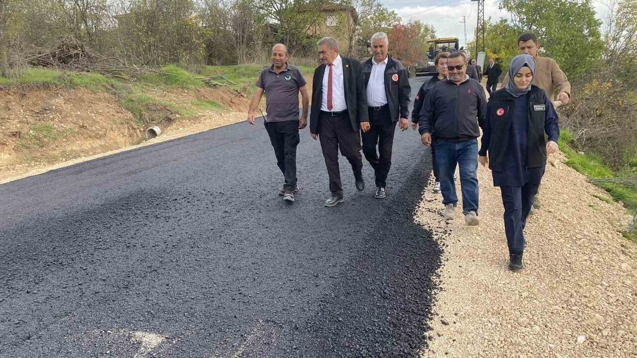 Kaymakam Kılıç, Gölpazarı Köy Yolunda Asfalt Çalışmasını İnceledi