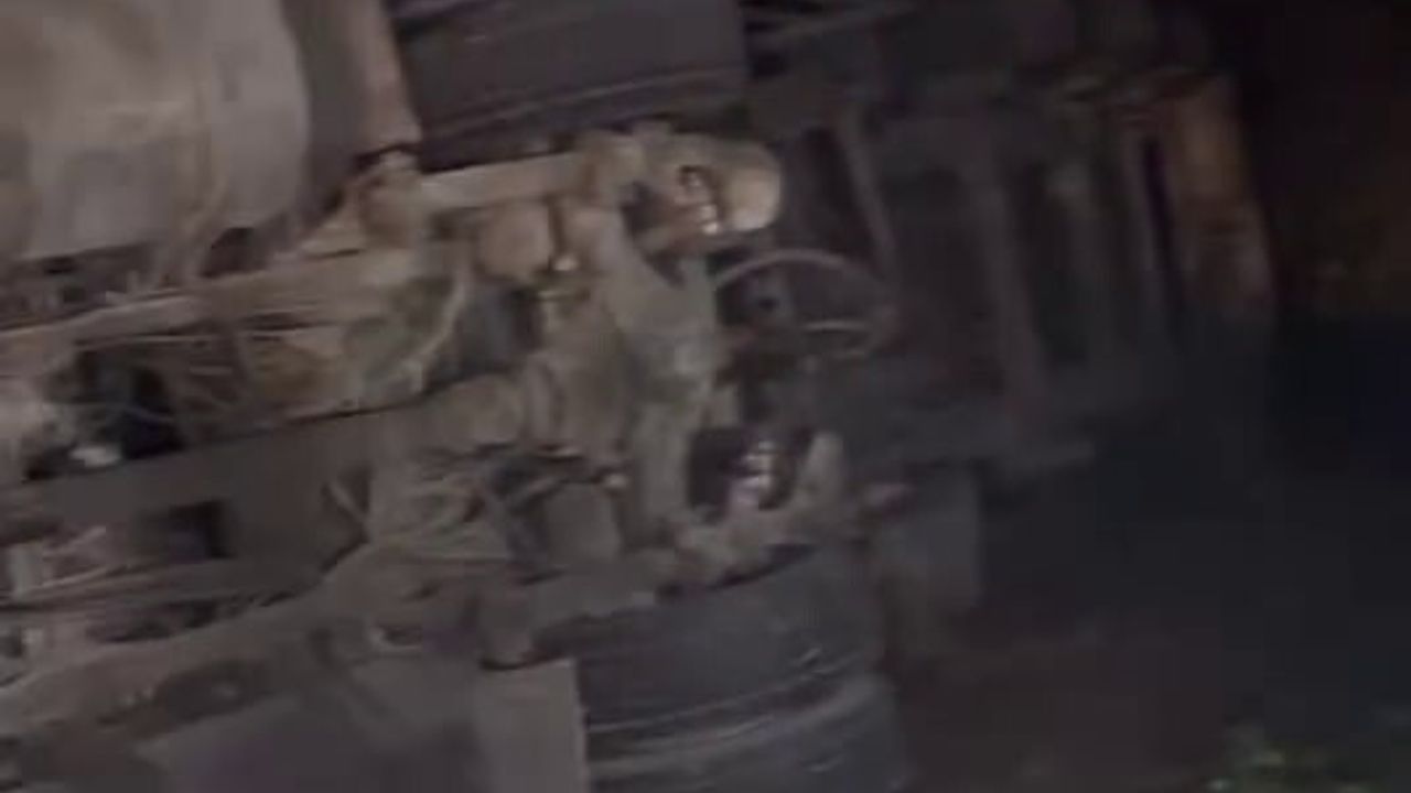 Kaynarca'da Kamyon Elektrik Direğini Devrildi — Mahalle Karanlığa Büründü