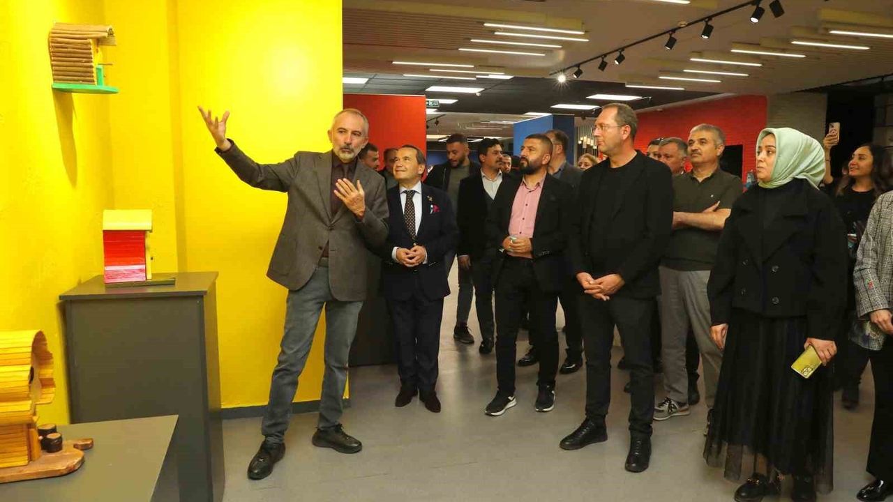 Kayseri'de Ahşap Geri Dönüşüm Sergisi: Kuş Evleri Sanata Dönüşüyor