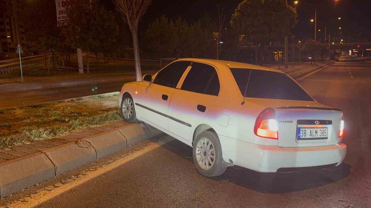 Kayseri'de Direksiyon Başında Uyuyan Alkollü Sürücü Kaldırıma Çıktı