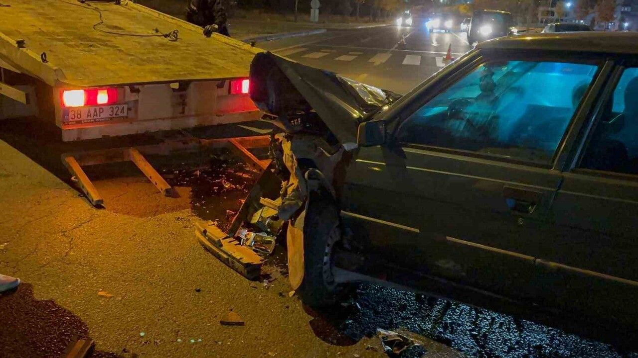 Kayseri'de Kavşakta Otomobil Çarpıştı: 2 Kişi Yaralandı