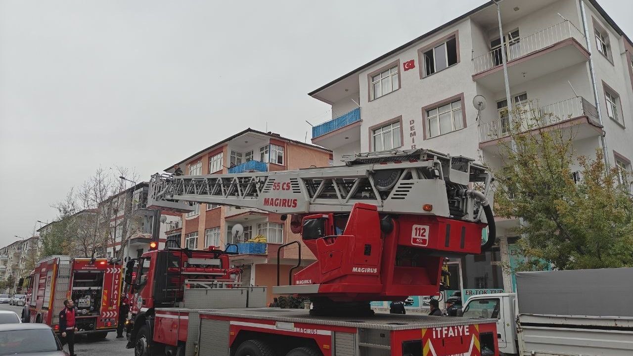 Kayseri'de Kendini Kilitlediği Evi Ateşe Veren Şahıs Kurtarıldı