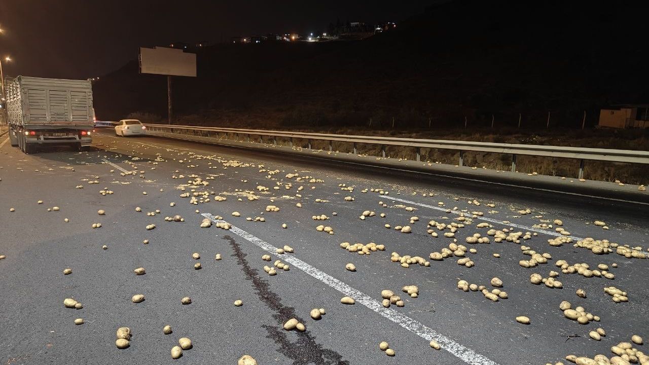 Kayseri'de Rampa İnen Tır Makasladı: Onlarca Kilo Patates Yola Saçıldı