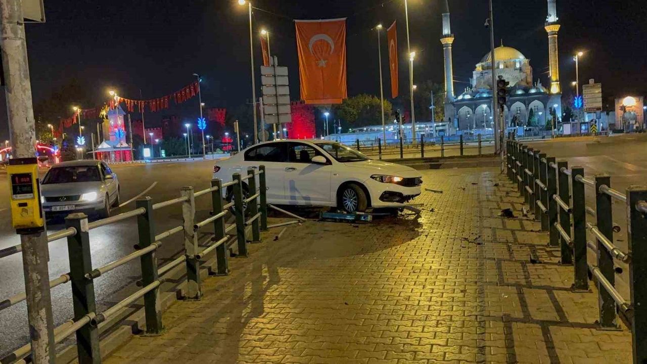 Kayseri'de seyir halindeyken uyuyan sürücü bariyerlere girdi