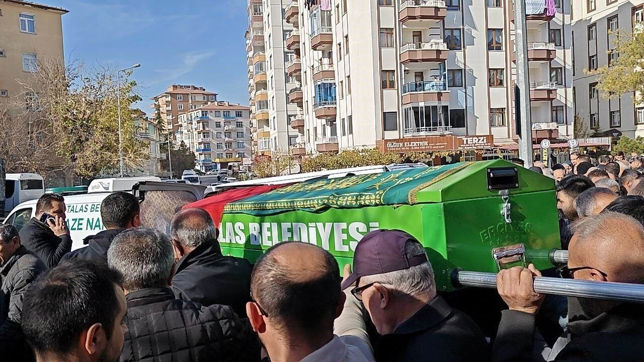 Kayseri'de Sokak Ortasında Öldürülen Ebru Kekilli Toprağa Verildi