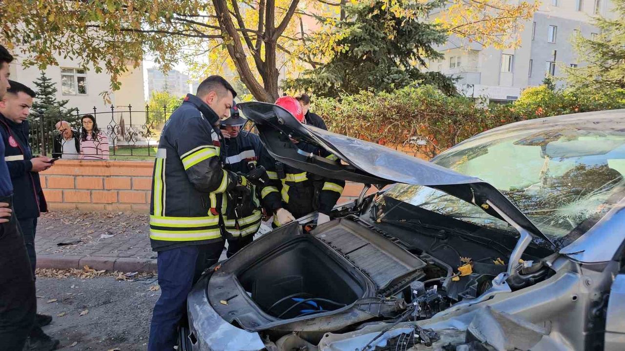 Kayseri'de Tesla hız testi kazası: Duvara ve park halindeki kamyona çarptı