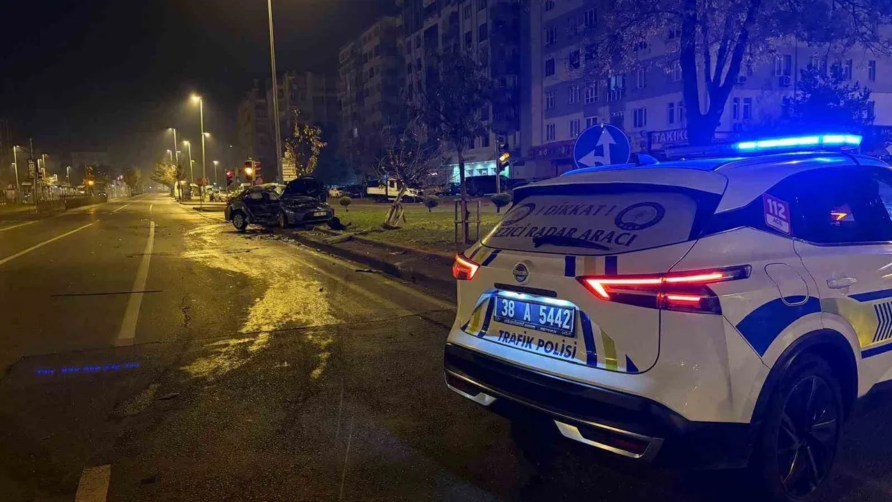Kayseri'de Trafik Kazası: Melikgazi'de İki Otomobil Çarpıştı — 1'i Ağır, 3 Yaralı