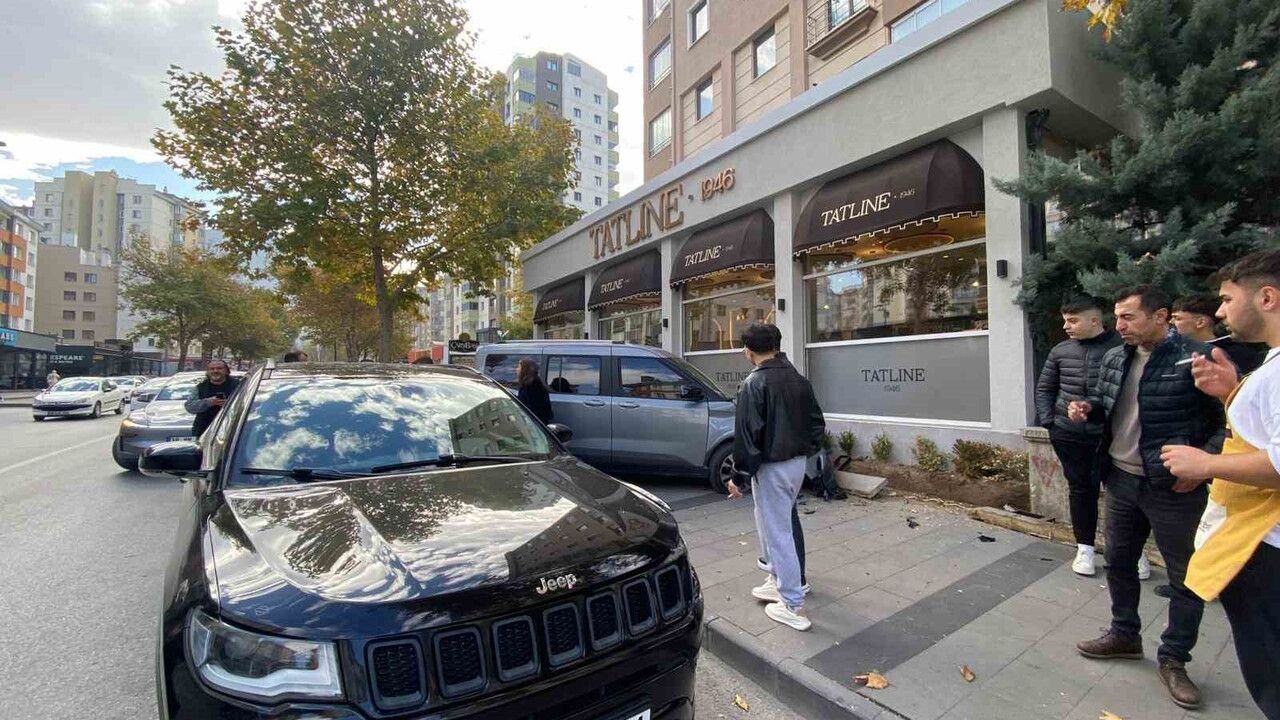 Kayseri Talas'ta Jeep ile Hafif Ticari Araç Çarpıştı