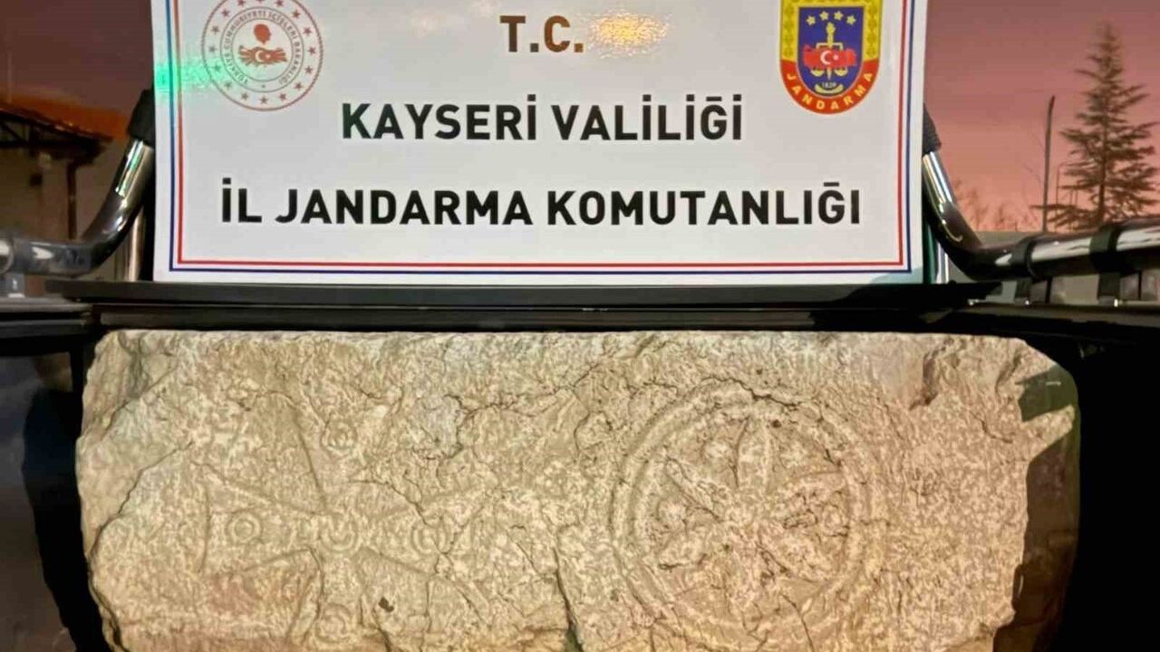 Kayseri Yahyalı'da VI. yüzyıla ait kapı sovesi ele geçirildi