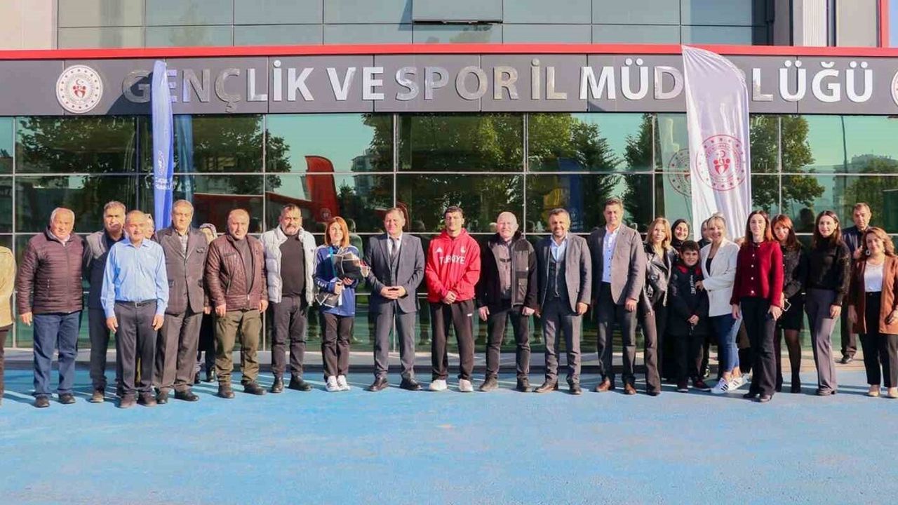 Kayserili Muaythai Madalyalı Sporcular Riyad'dan Çiçeklerle Karşılandı