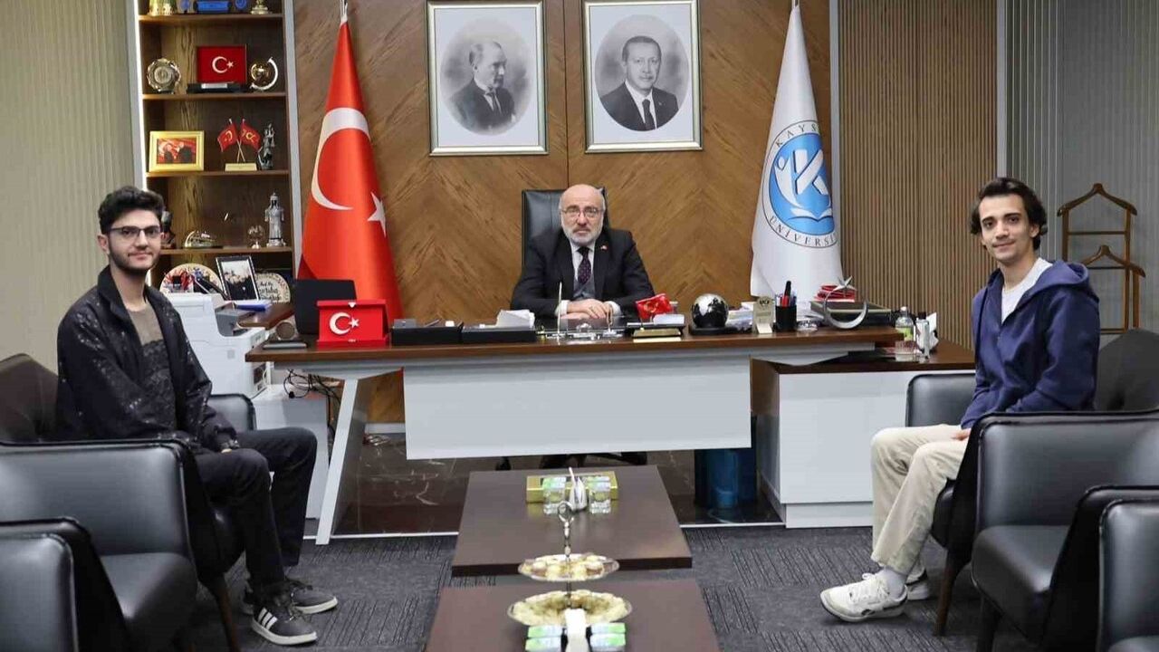 KAYÜ'lü Öğrencinin 'Taşınabilir Telsizli Otomatik Hava Durumu' Projesi Rektörü Etkiledi