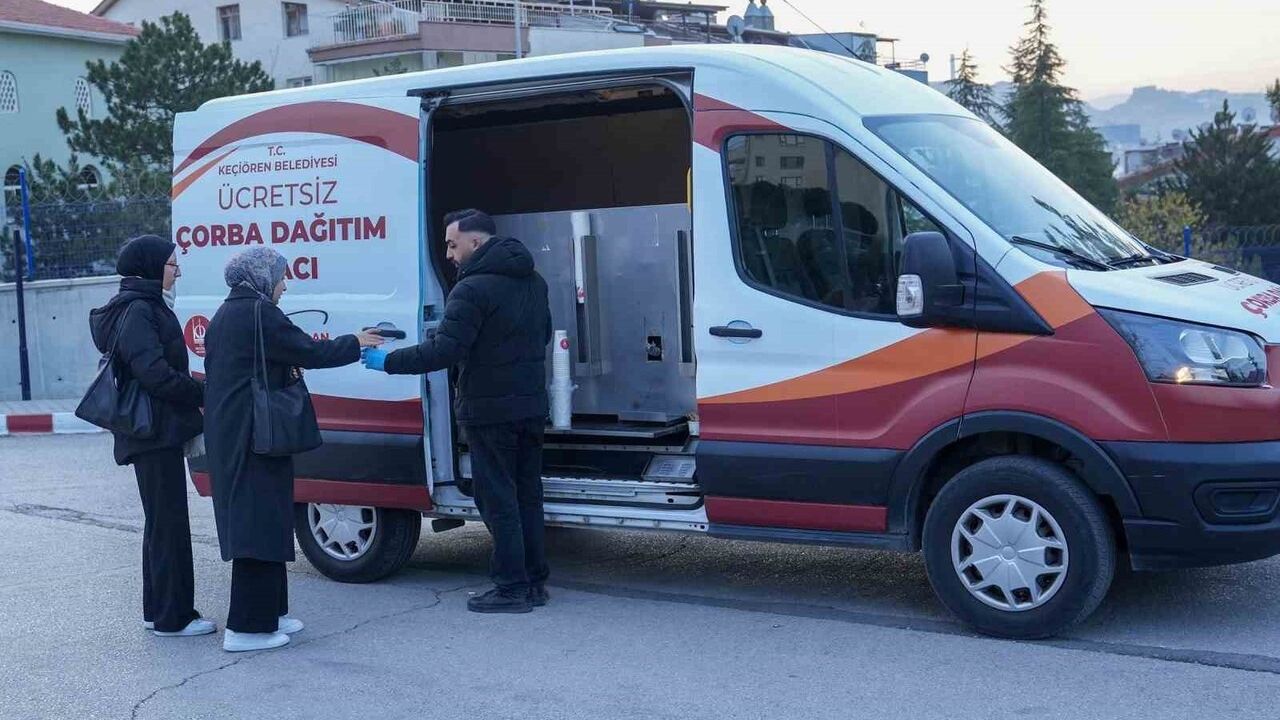 Keçiören Belediyesi'nden Sabah Sıcak Çorba İkramı