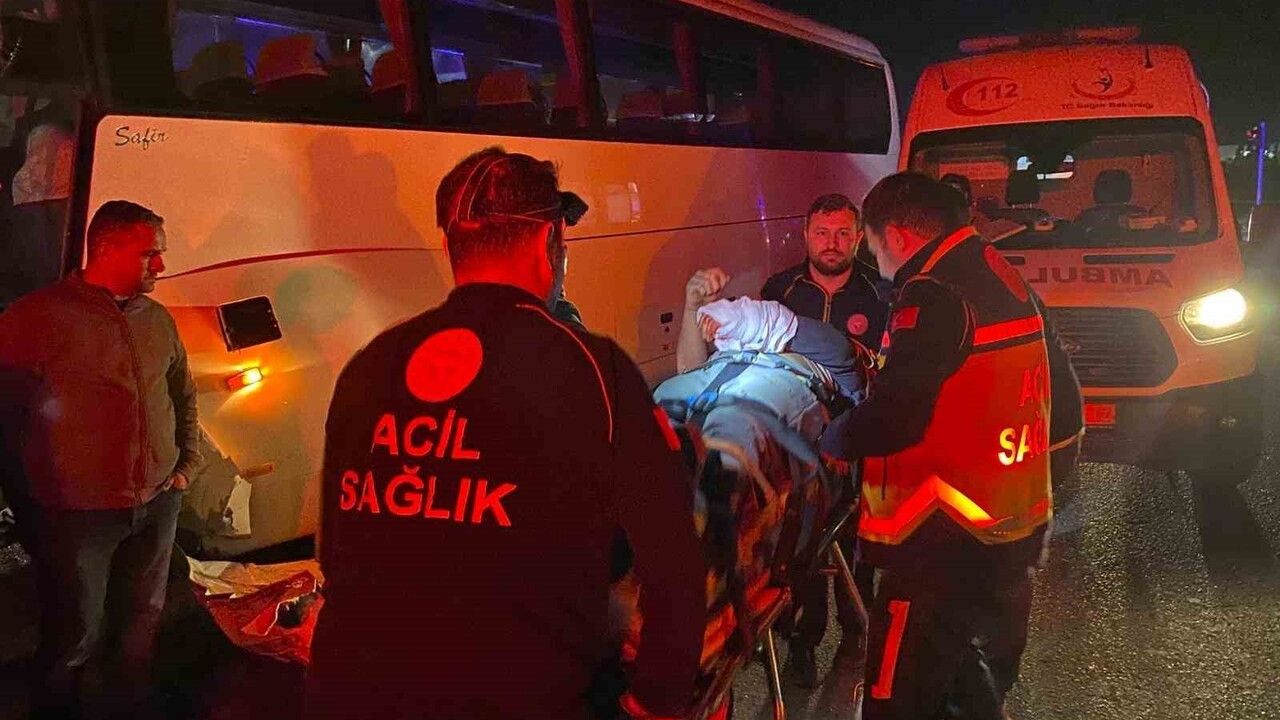 Kemalpaşa'da İki İşçi Servisi Çarpıştı: 15 Yaralı