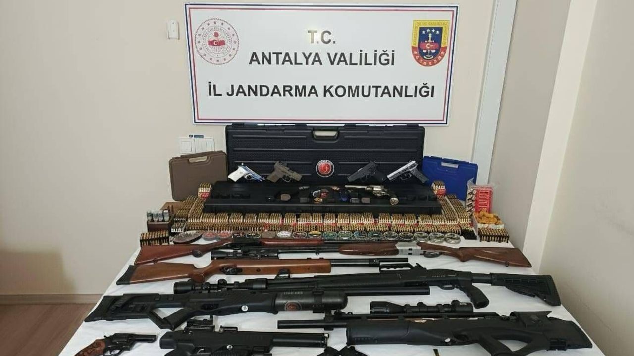 Kemer'de Jandarma Operasyonu: 7 Tabanca ve 7 Ruhsatsız Av Tüfeği Ele Geçirildi
