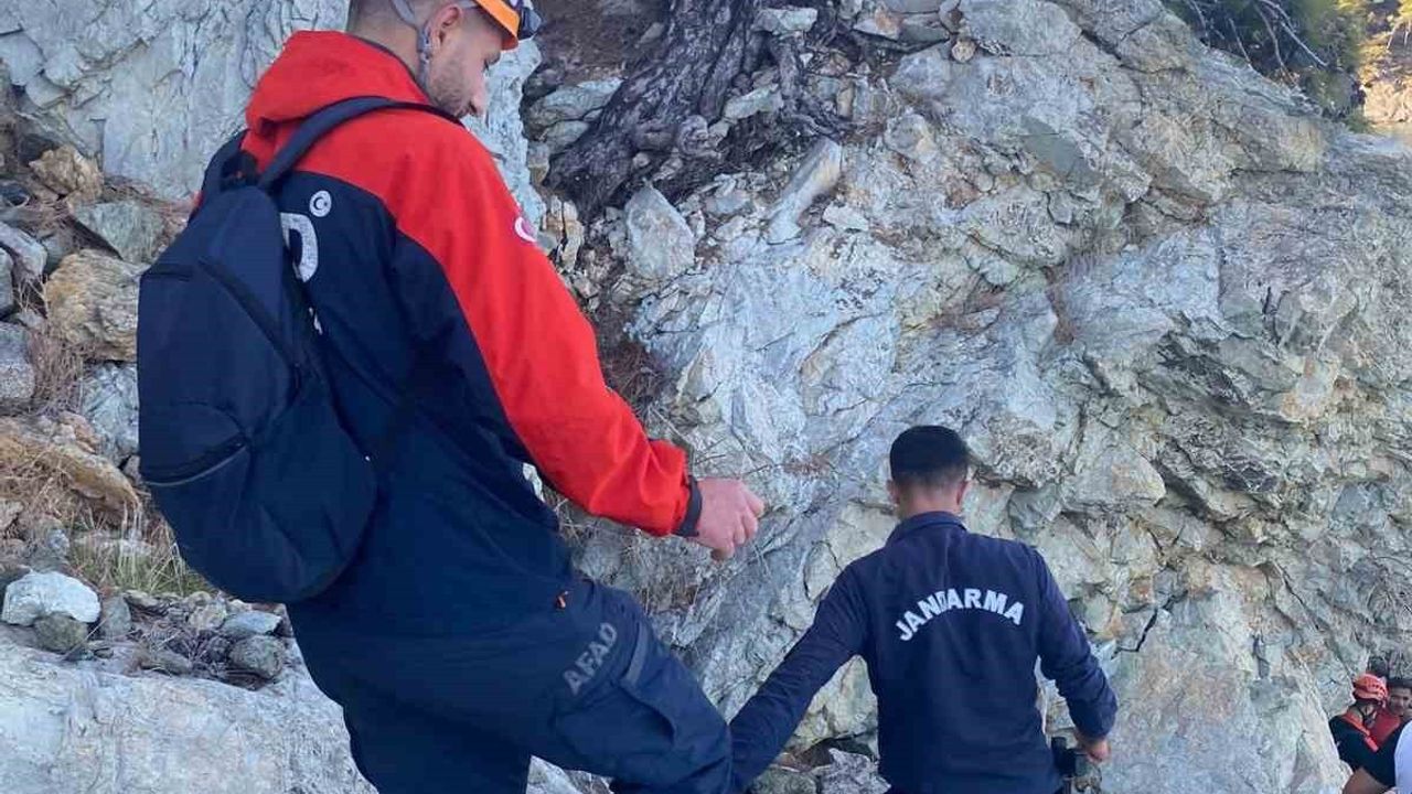 Kemer Tekirova'da Mahsur Kalan Kişi AFAD ve Jandarma Tarafından Kurtarıldı