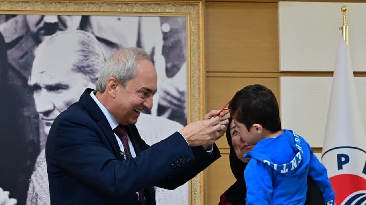 Kepez Belediyesi'nden Ücretsiz Gözlük: 100 Çocuk Yararlandı