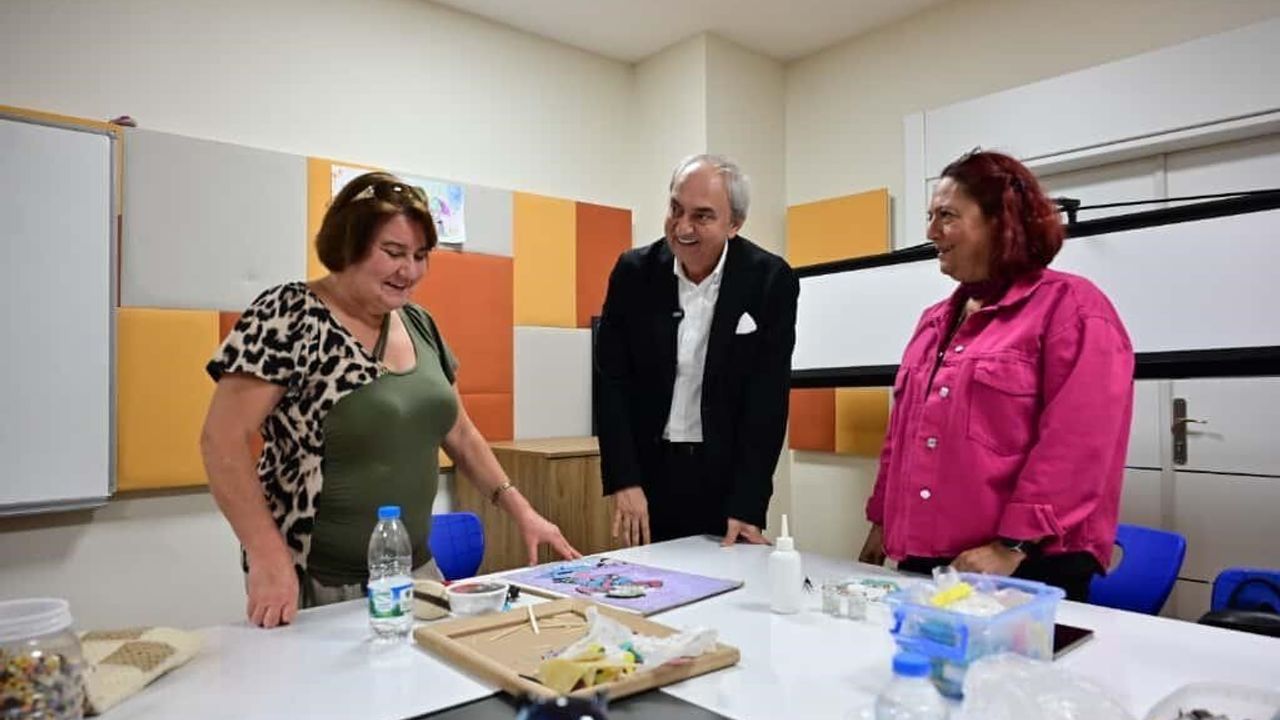 Kepez'de Sanatta Yaş Yok: Mesut Kocagöz Mimar Sinan Akademi Mozaik Atölyesini Ziyaret Etti