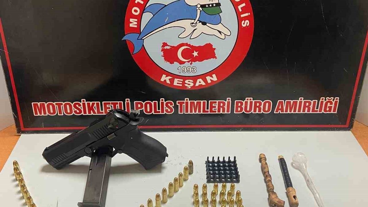 Keşan'da araçta ruhsatsız tabanca, 64 mermi ve uyuşturucu ele geçirildi