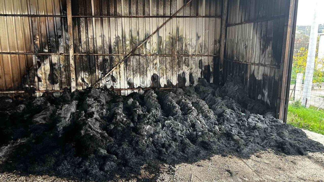 Keşan'da Depo Yangını: Bin Saman Balyası Kül Oldu