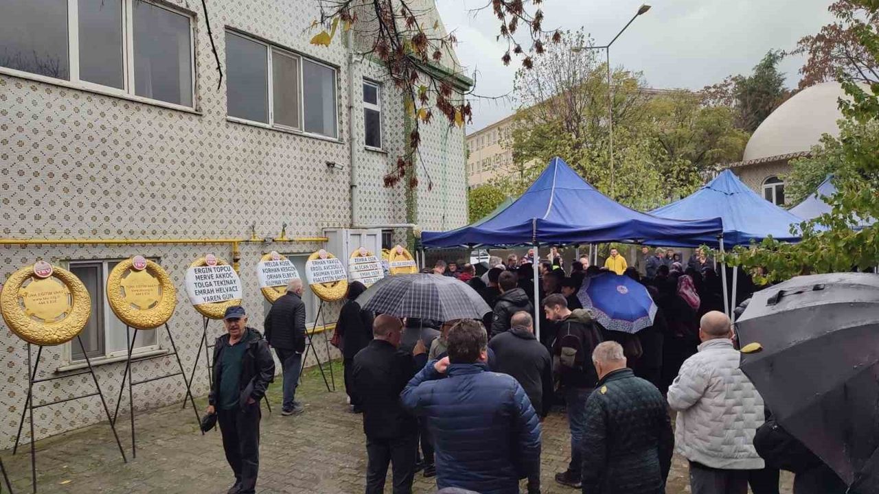 Keşan'da Evinde Ölü Bulunan İş Adamı Uğur Selvi Toprağa Verildi