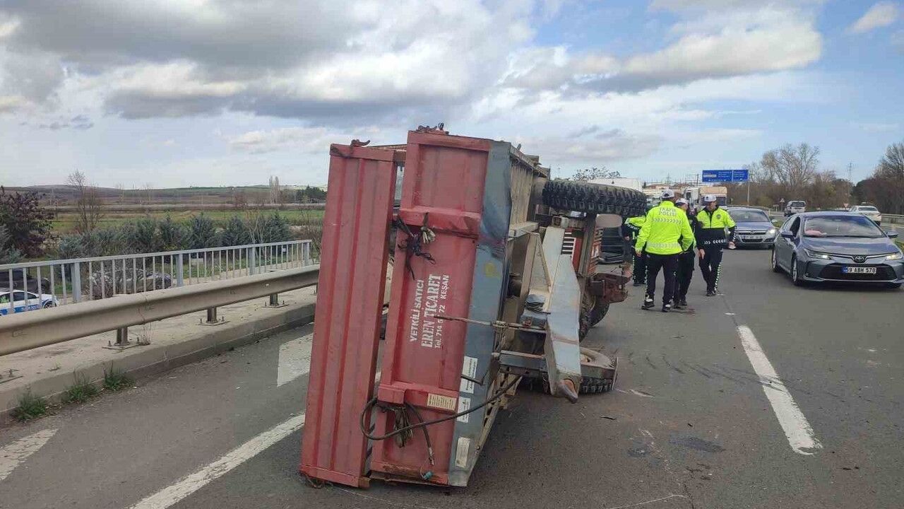 Keşan'da Midibüs Traktör Römorkuna Çarptı: 1 Yaralı