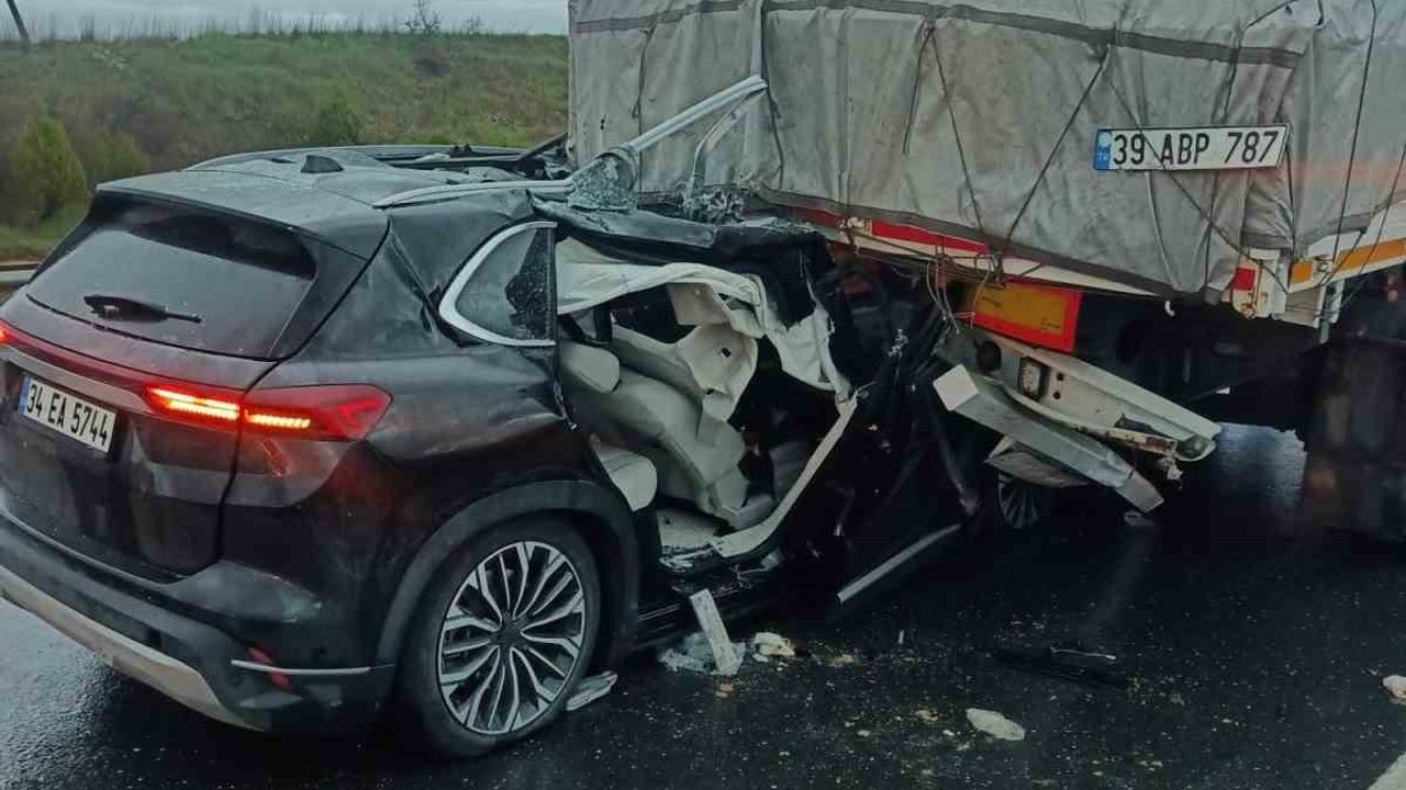 Keşan'da Otomobil Tır Dorsesine Çarptı: 3 Yaralı